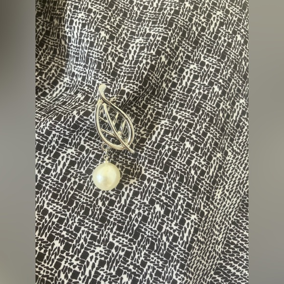 NEW- Satin Scarf Imitation Silk Black & White and Scarf Clip Silver - Picture 8 of 8